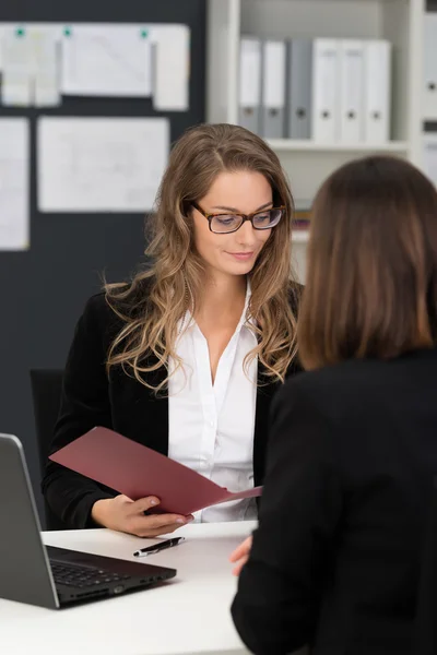 Vrouwelijke ondernemers hebben zakelijke bijeenkomst — Stockfoto