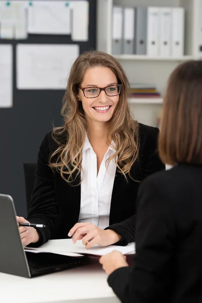 Femme d'affaires en discussion au bureau — Photo