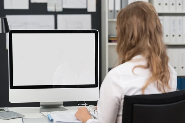 Geschäftsfrau arbeitet am Desktop-Computer — Stockfoto