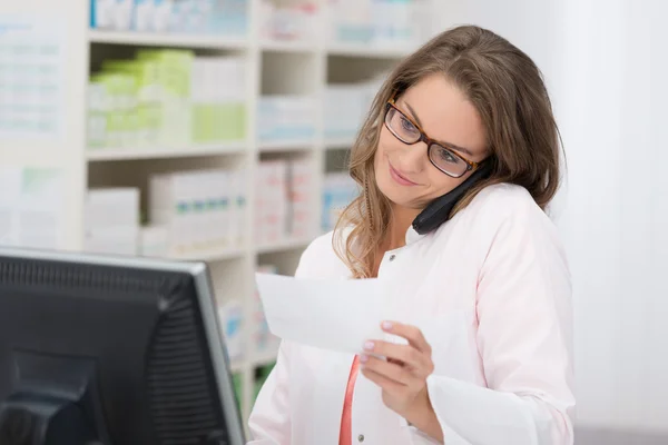 Farmacista discutere prescrizione medica — Foto Stock