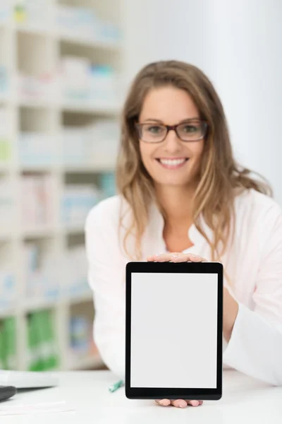 Farmacéutico sonriente mostrando tableta en blanco — Foto de Stock