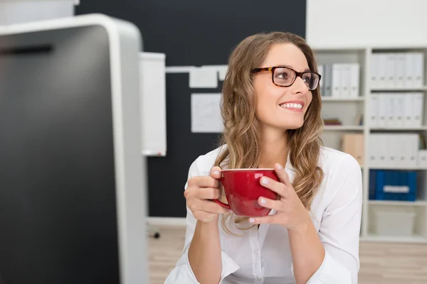 Escritório menina tomando café na mesa de trabalho — Fotografia de Stock