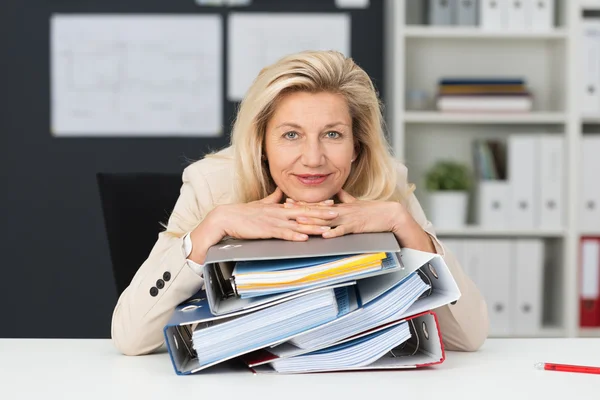 Geschäftsfrau mit Büromappen — Stockfoto