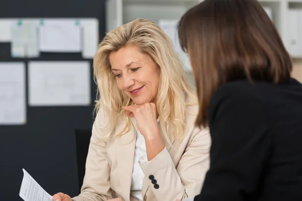 Office kvinna talar med underordnade — Stockfoto