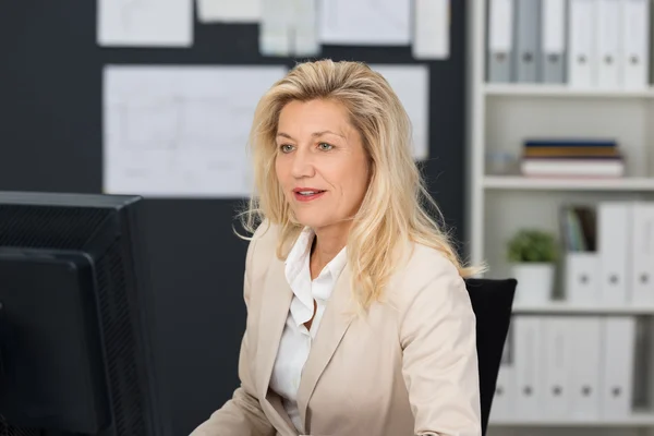 Middelbare leeftijd zakenvrouw in office — Stockfoto