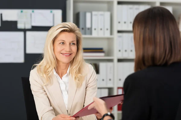 Oficial feminino fazendo entrevista de emprego — Fotografia de Stock