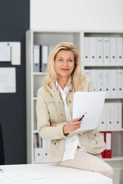 Businesswoman holding written report — Stock Photo, Image