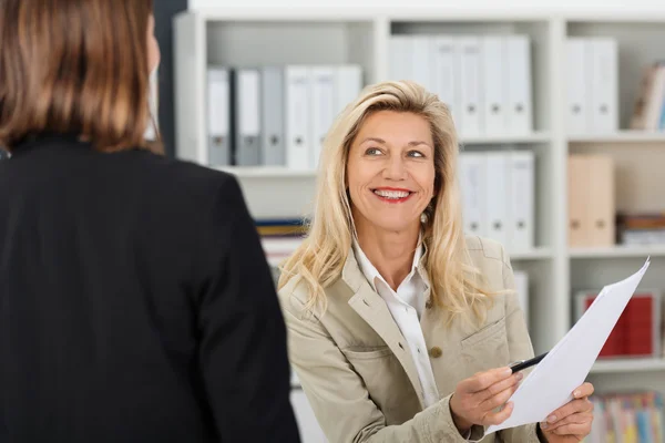 Zwei Geschäftsfrauen mit Papierdokument — Stockfoto