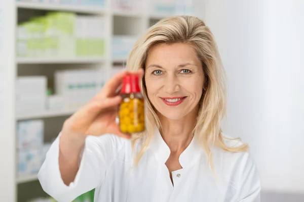 Apotheker hält Flasche mit Tabletten — Stockfoto