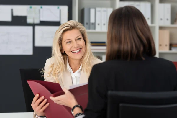 Office Woman Talking to Subordinate — Stock Photo, Image