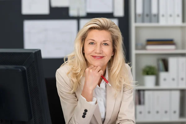 Businesswoman with Hand on Chin — Stock Photo, Image