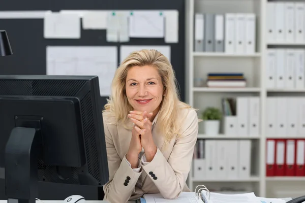 Affärskvinna med händerna på hakan — Stockfoto