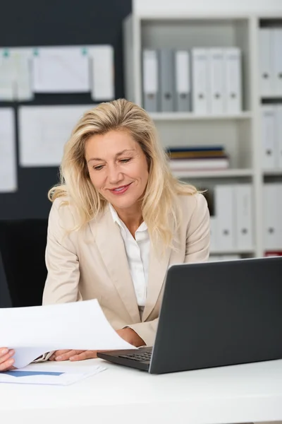 Empresária com laptop no escritório — Fotografia de Stock