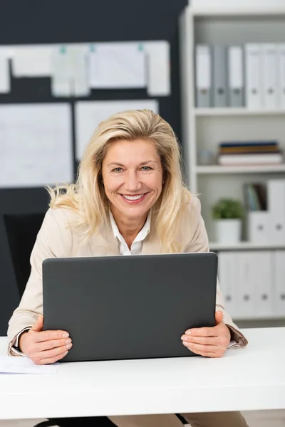 Mujer de negocios con ordenador portátil en la oficina — Foto de Stock