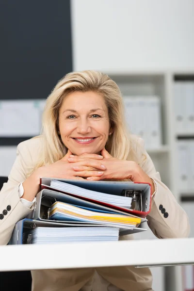 Businesswoman with office binders — Stock Photo, Image