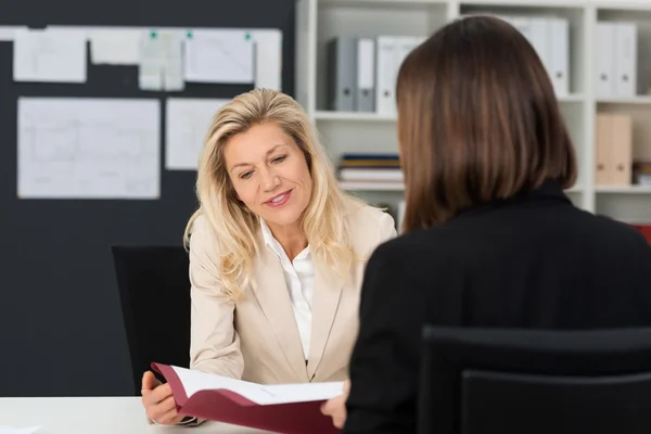 Femme de bureau qui parle pour se subordonner — Photo