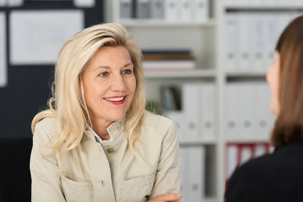 Oficina mujer hablando para subordinar — Foto de Stock