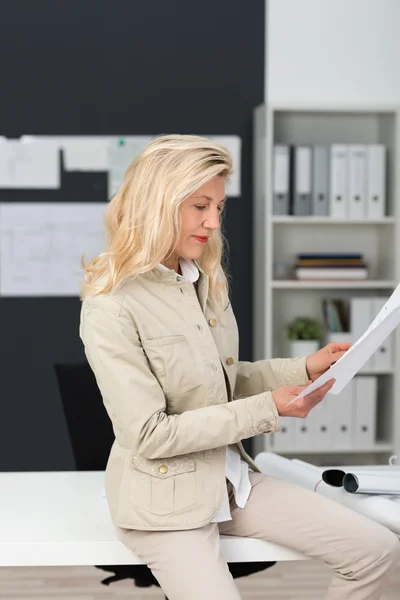 Businesswoman Reviewing Documents at Office — Stock Photo, Image