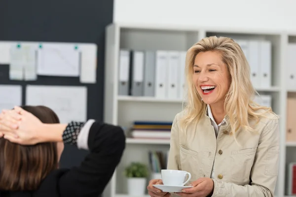 Mulher de negócios conversando com colega — Fotografia de Stock