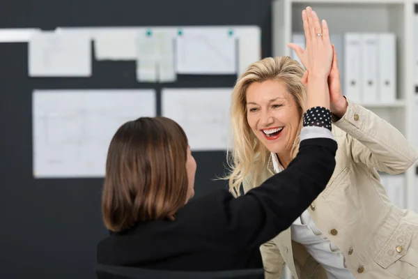 Pengusaha wanita menunjukkan High Five Sign — Stok Foto