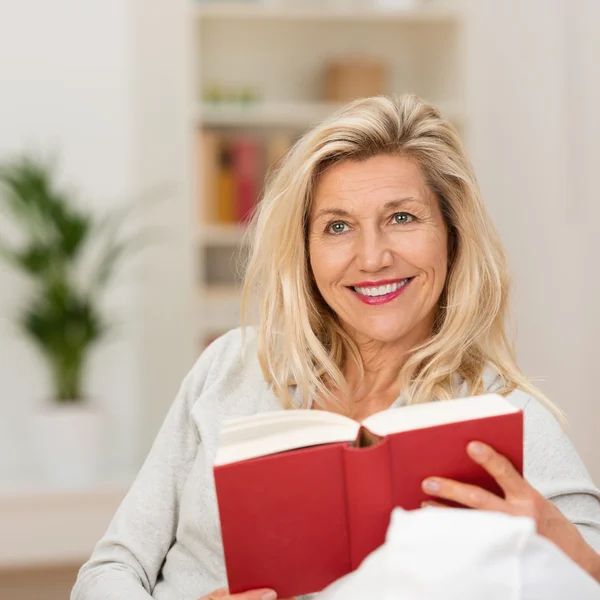 Mujer disfrutando leyendo libro — Foto de Stock