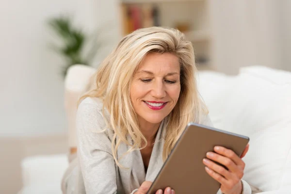 Woman holding tablet — Stock Photo, Image