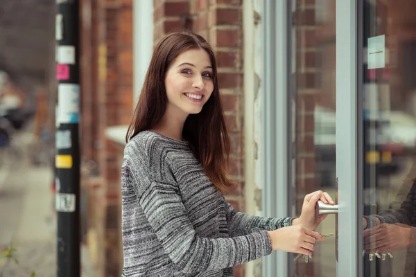 Woman entering urban building — Stock Photo, Image