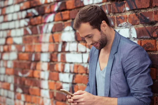 Man met telefoon — Stockfoto