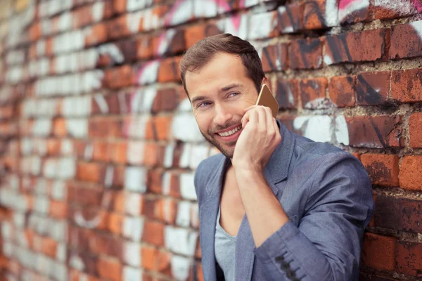 Homem a falar ao telefone — Fotografia de Stock