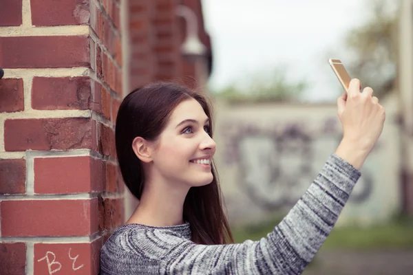 Kvinna som tar selfie — Stockfoto
