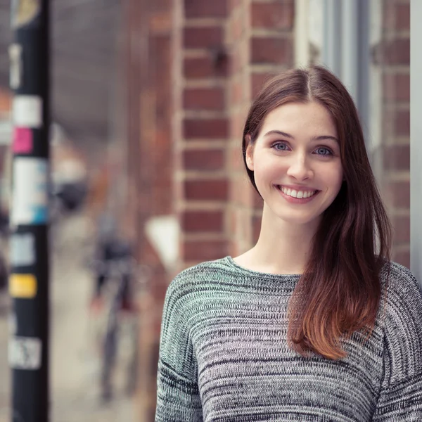 Femme en pull gris — Photo