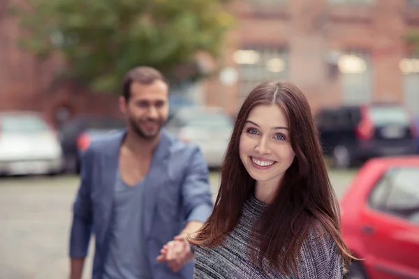 Mujer caminando con novio — Foto de Stock