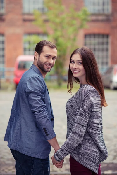 Par går hand i hand — Stockfoto