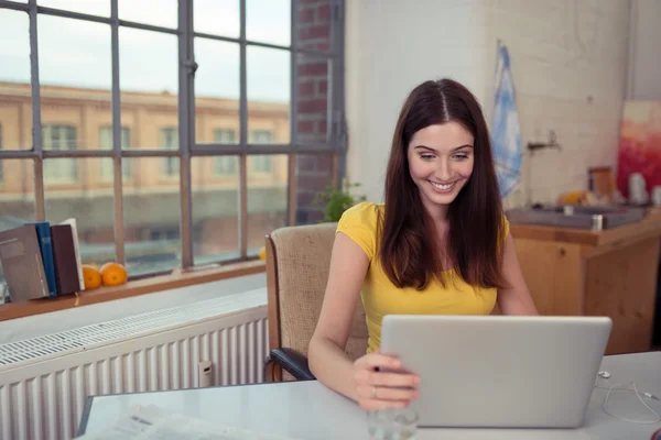 Frau surft im Internet — Stockfoto