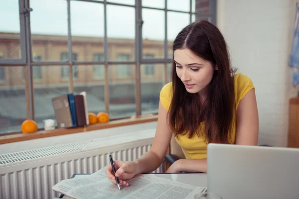 Žena označení reklamy v novinách — Stock fotografie