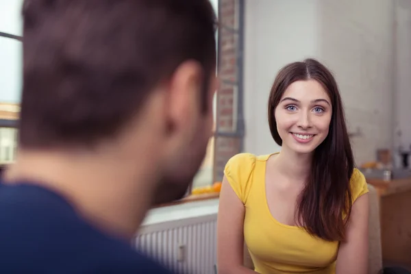 Vrouw praten met vriendje — Stockfoto