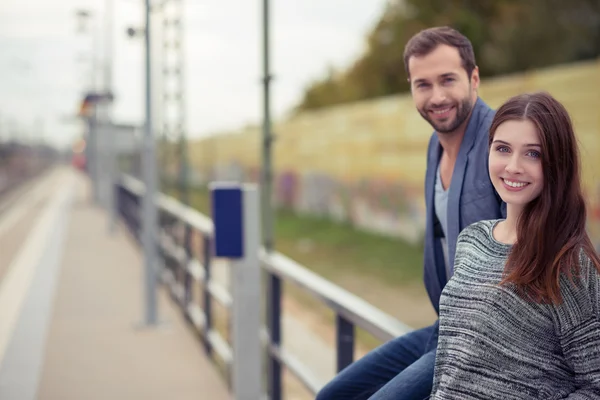 Paar wachtend op de trein — Stockfoto