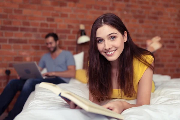 Mulher relaxante em casa com o marido — Fotografia de Stock