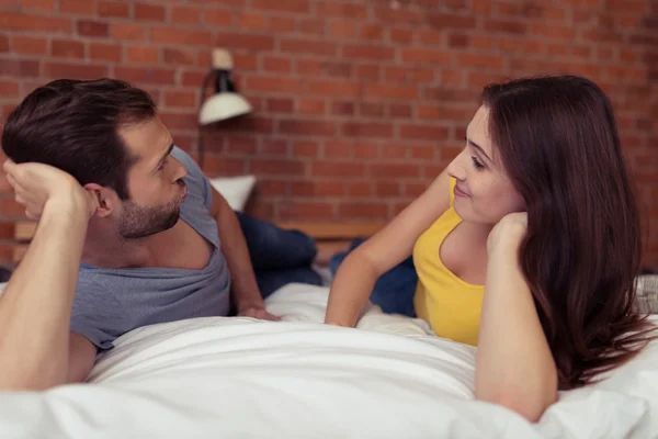 Paar entspannt sich im Bett — Stockfoto