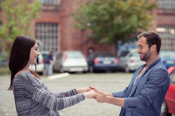 Romantiska tillgiven ung man och kvinna — Stockfoto