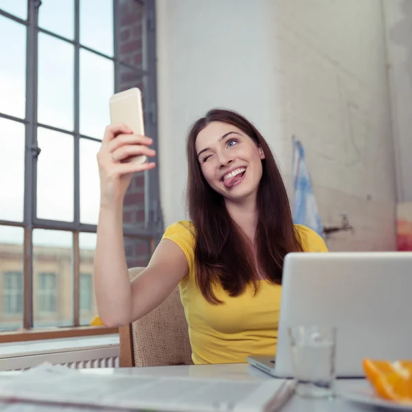 Woman posing for selfie — Stock Photo, Image