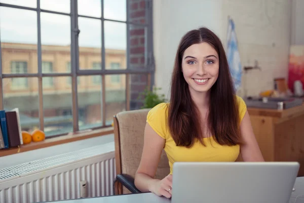 Frau sitzt mit Laptop — Stockfoto