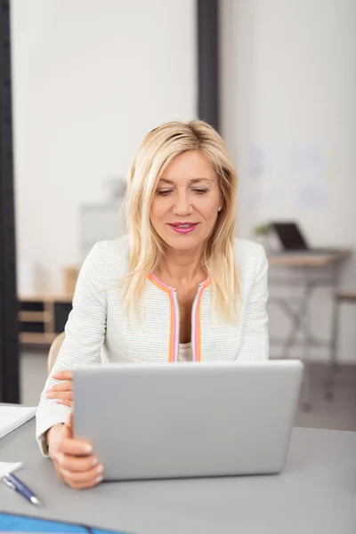 Donna d'affari che lavora su un computer portatile — Foto Stock