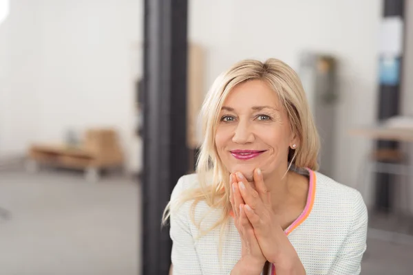 Pretty blond woman with a beaming smile — Stockfoto