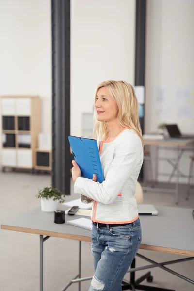 Mitarbeiterin hält Ordner in der Hand — Stockfoto