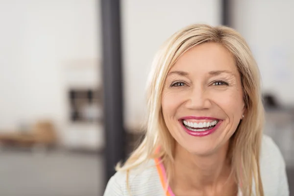 Směje se žena s zářivým úsměvem — Stock fotografie