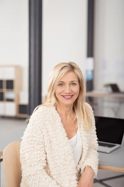 Sitting Office Woman — Stok fotoğraf