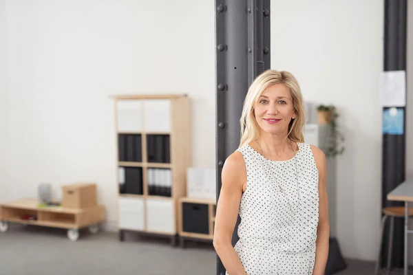 Office Woman in Sleeveless Shirt Smiling — Stok fotoğraf