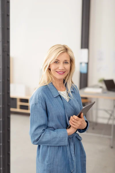 Optimistische Geschäftsfrau mit Tablet-Computer — Stockfoto