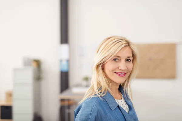 Attraktive Bürofrau lächelt in die Kamera — Stockfoto